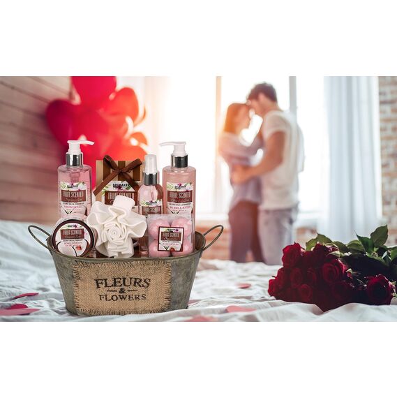 BRUBAKER Cosmetics Bade- und Dusch Set Kokosnuss & Erdbeer Duft - 10-teiliges Geschenkset in Vintage Wanne